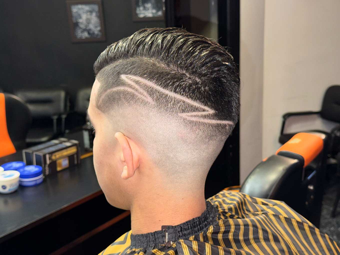 Corte fade con diseño geométrico — PRO Barbershop Errenteria